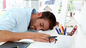 tidur di meja kantor