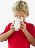 anak kecil minum susu