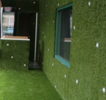 dinding rumput sintetis