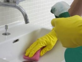 membersihkan wastafel