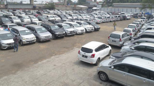 Koleksi Mobil Bekas di Pool Auksi Semarang