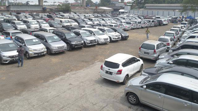 Koleksi Mobil Bekas di Pool Auksi Semarang