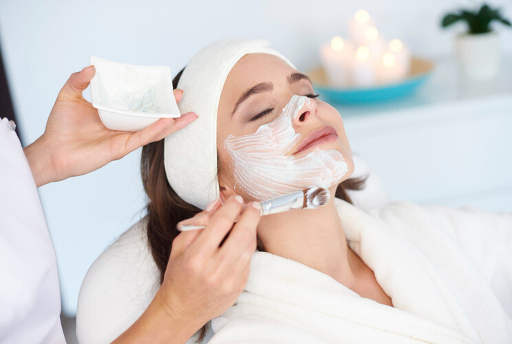 6 Manfaat Facial Rutin bagi Kesehatan Kulit Wajah